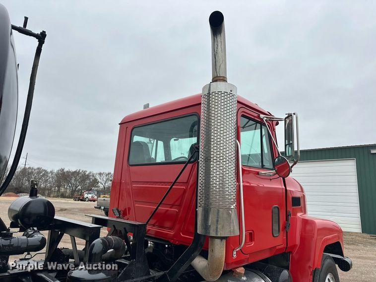 image for item EK0421 2003 Mack CH613 vacuum truck