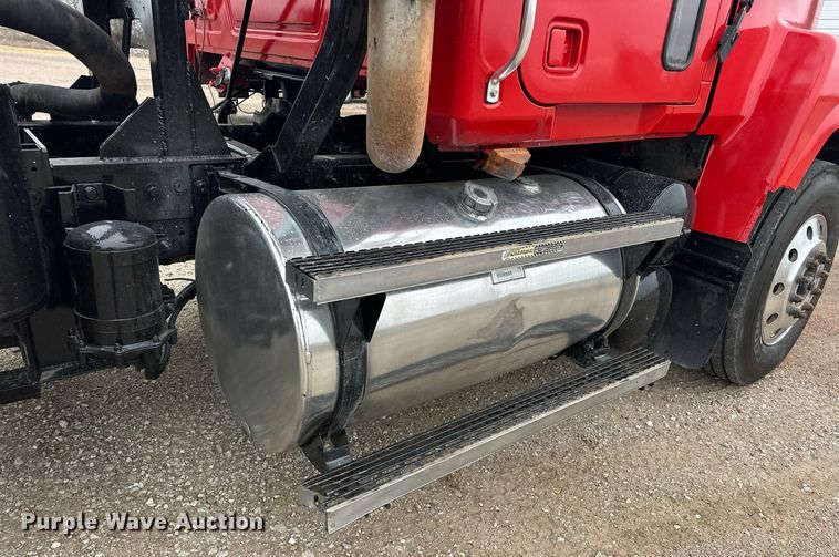 image for item EK0421 2003 Mack CH613 vacuum truck