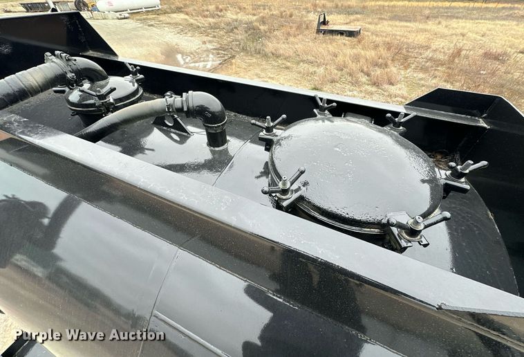 image for item EK0421 2003 Mack CH613 vacuum truck