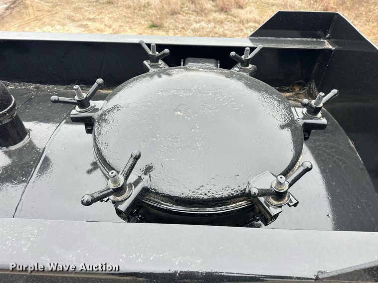 image for item EK0421 2003 Mack CH613 vacuum truck