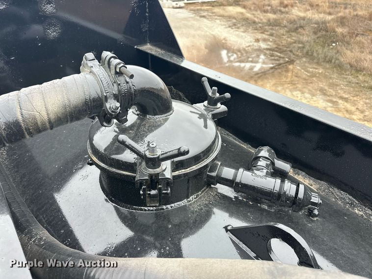 image for item EK0421 2003 Mack CH613 vacuum truck