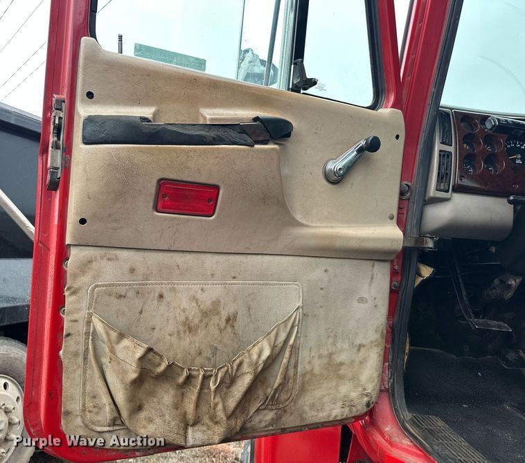 image for item EK0421 2003 Mack CH613 vacuum truck