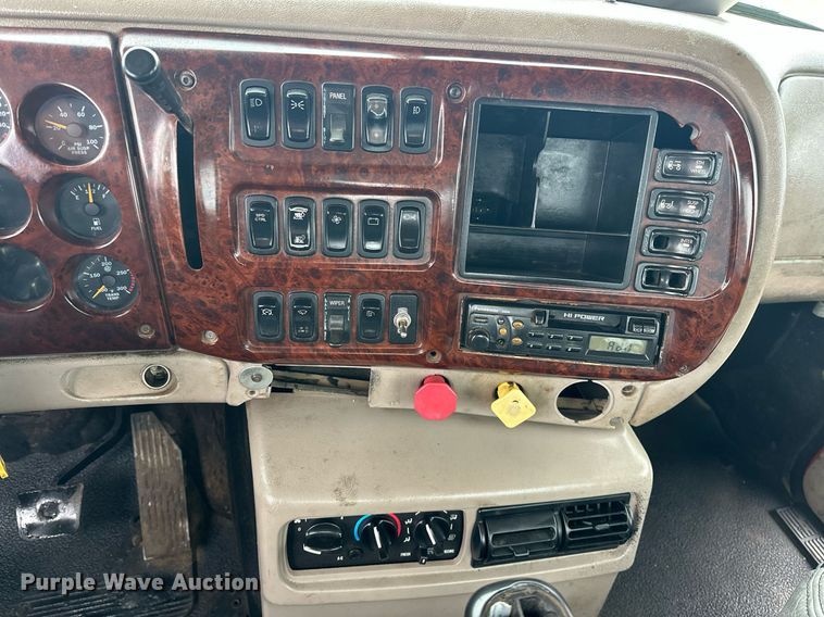 image for item EK0421 2003 Mack CH613 vacuum truck