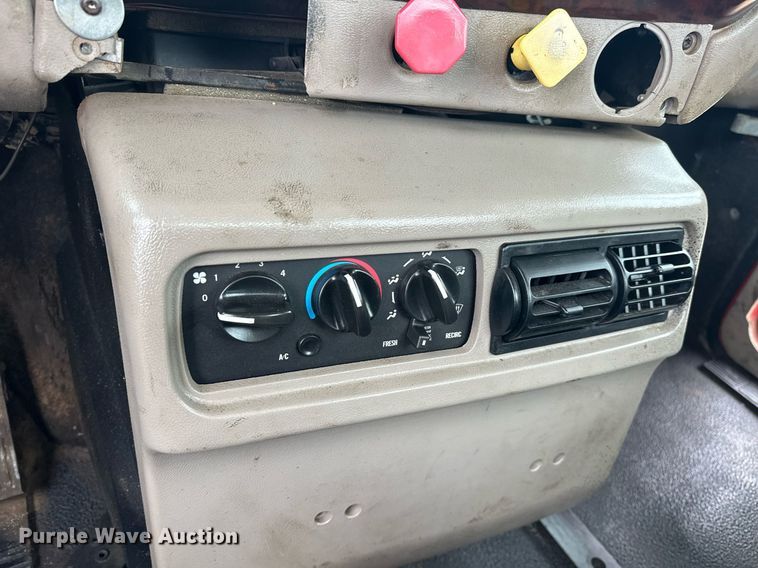 image for item EK0421 2003 Mack CH613 vacuum truck