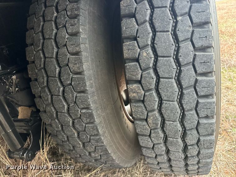 image for item EK0421 2003 Mack CH613 vacuum truck