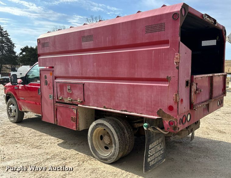 image for item EN5151 2001 Ford F550 Super Duty chipper truck