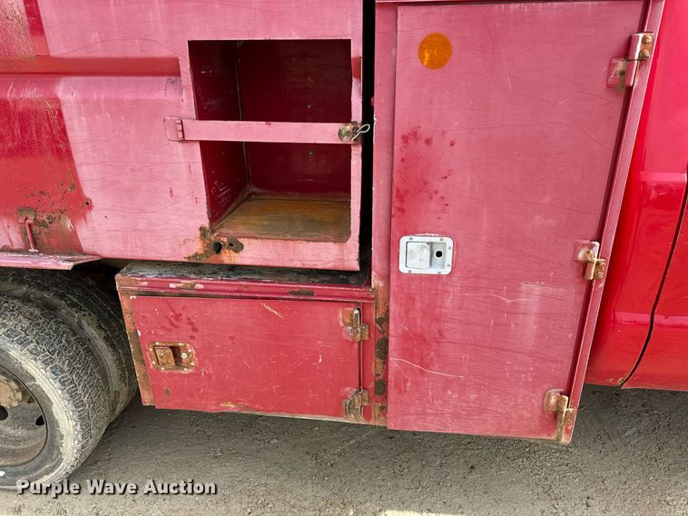 image for item EN5151 2001 Ford F550 Super Duty chipper truck