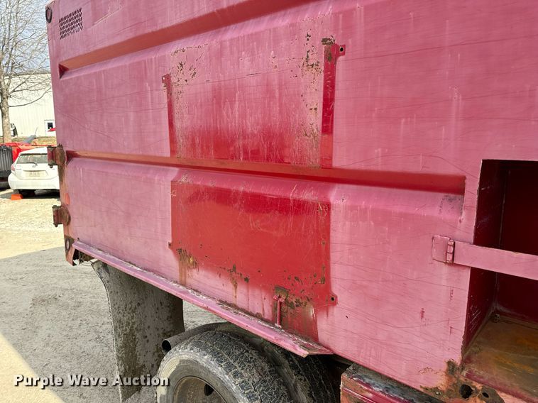 image for item EN5151 2001 Ford F550 Super Duty chipper truck