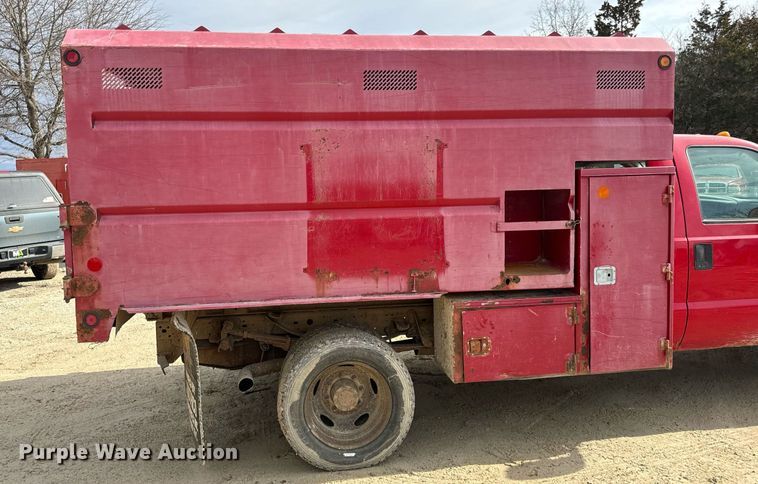 image for item EN5151 2001 Ford F550 Super Duty chipper truck
