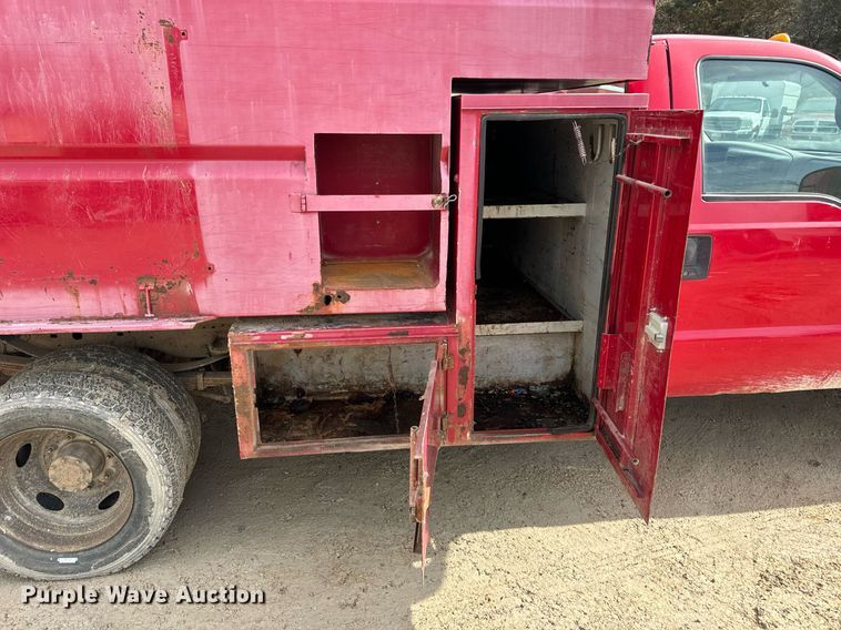 image for item EN5151 2001 Ford F550 Super Duty chipper truck