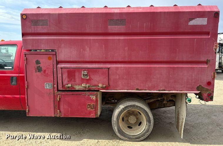 image for item EN5151 2001 Ford F550 Super Duty chipper truck