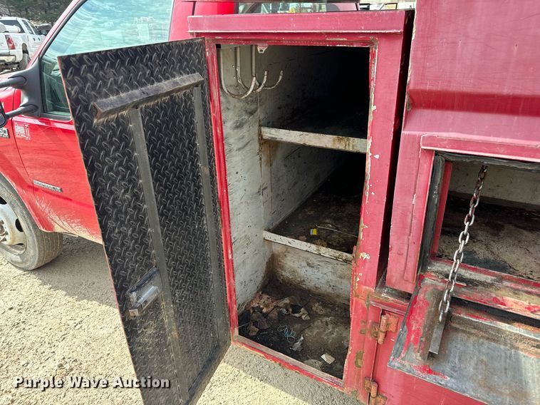 image for item EN5151 2001 Ford F550 Super Duty chipper truck