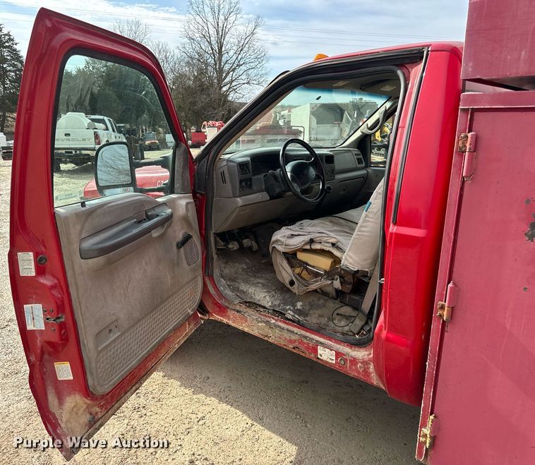 image for item EN5151 2001 Ford F550 Super Duty chipper truck