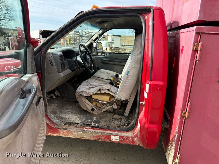 image for item EN5151 2001 Ford F550 Super Duty chipper truck