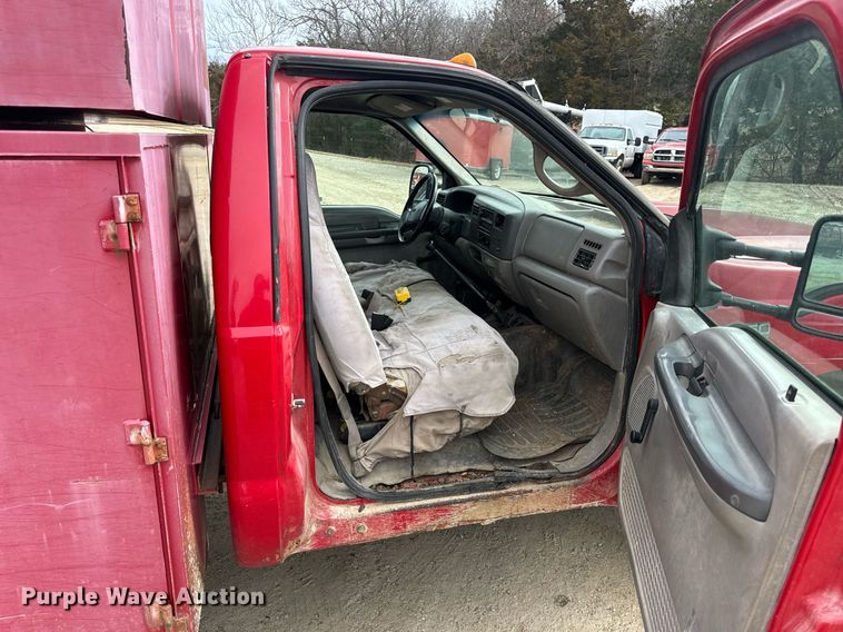 image for item EN5151 2001 Ford F550 Super Duty chipper truck