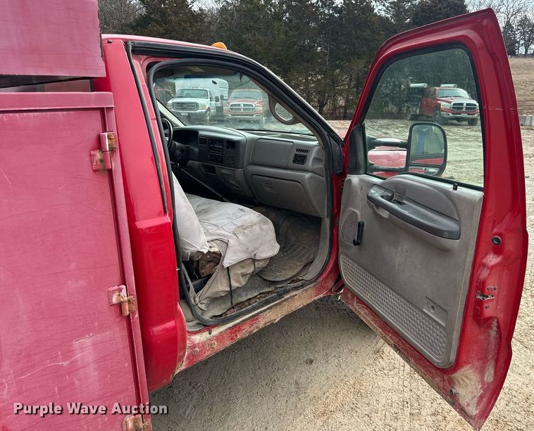 image for item EN5151 2001 Ford F550 Super Duty chipper truck