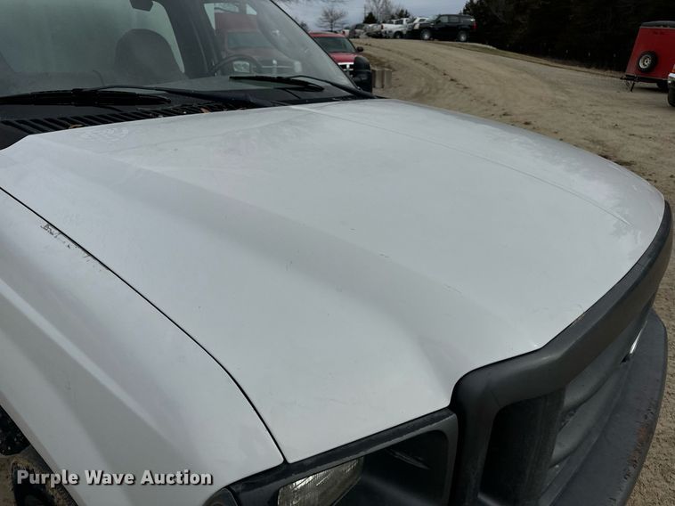 image for item EN5152 2004 Ford F450 Super Duty chipper truck