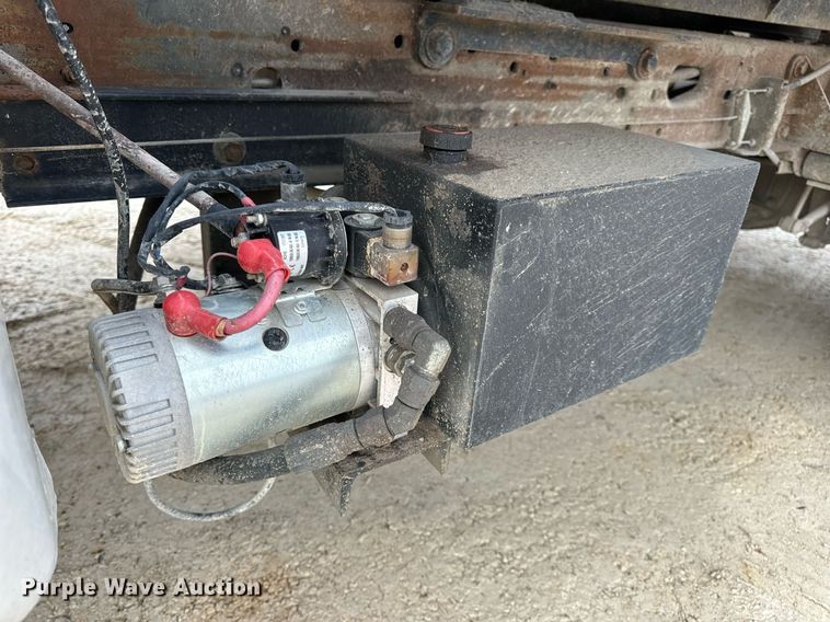 image for item EN5152 2004 Ford F450 Super Duty chipper truck