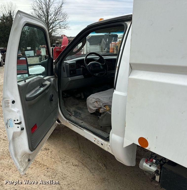 image for item EN5152 2004 Ford F450 Super Duty chipper truck