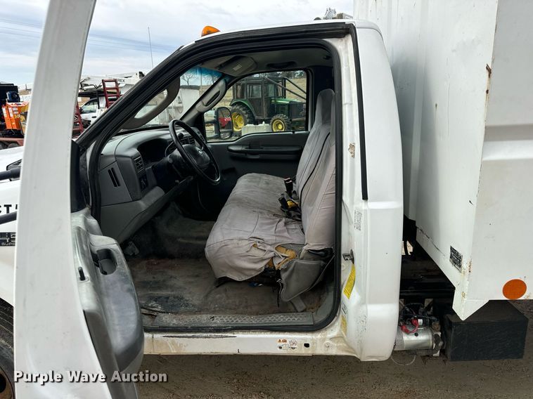 image for item EN5152 2004 Ford F450 Super Duty chipper truck