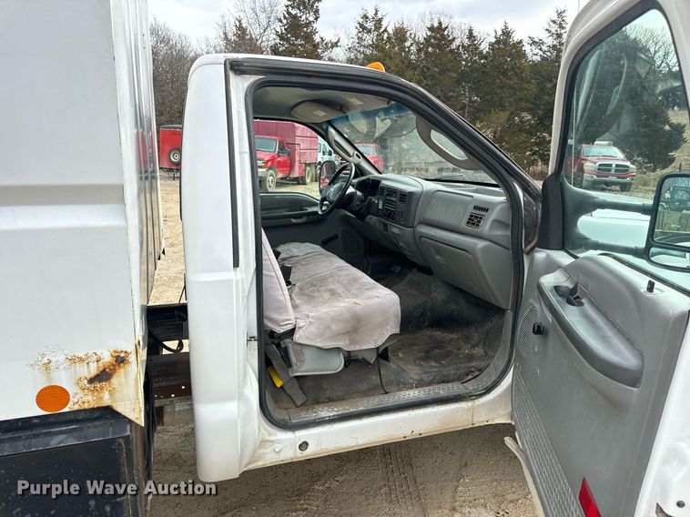 image for item EN5152 2004 Ford F450 Super Duty chipper truck