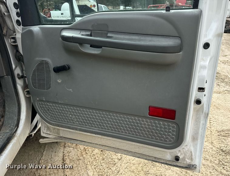 image for item EN5152 2004 Ford F450 Super Duty chipper truck