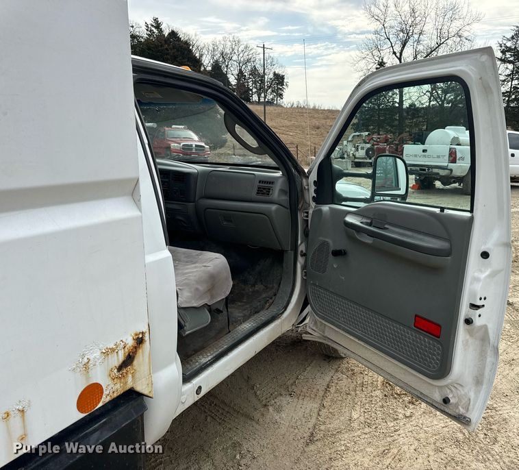 image for item EN5152 2004 Ford F450 Super Duty chipper truck