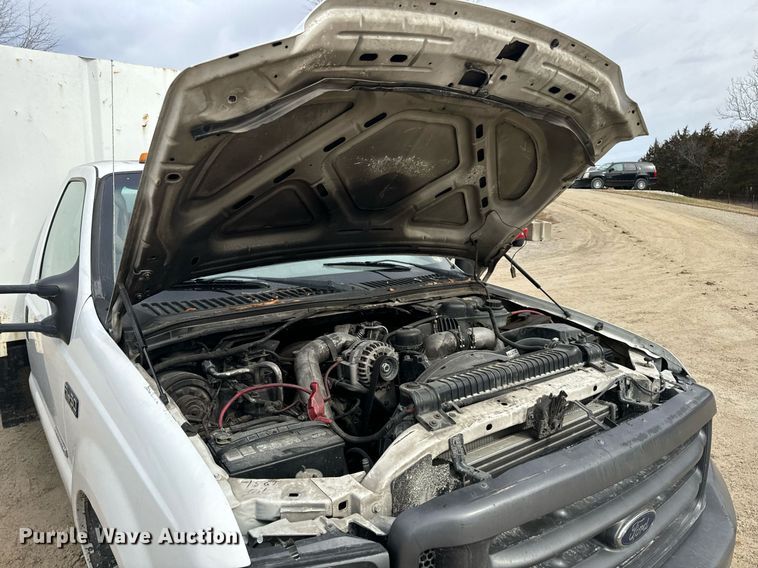 image for item EN5152 2004 Ford F450 Super Duty chipper truck