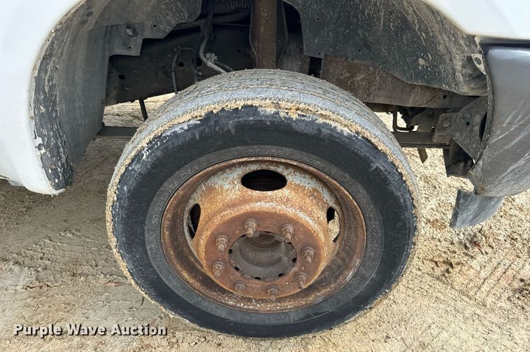 image for item EN5152 2004 Ford F450 Super Duty chipper truck