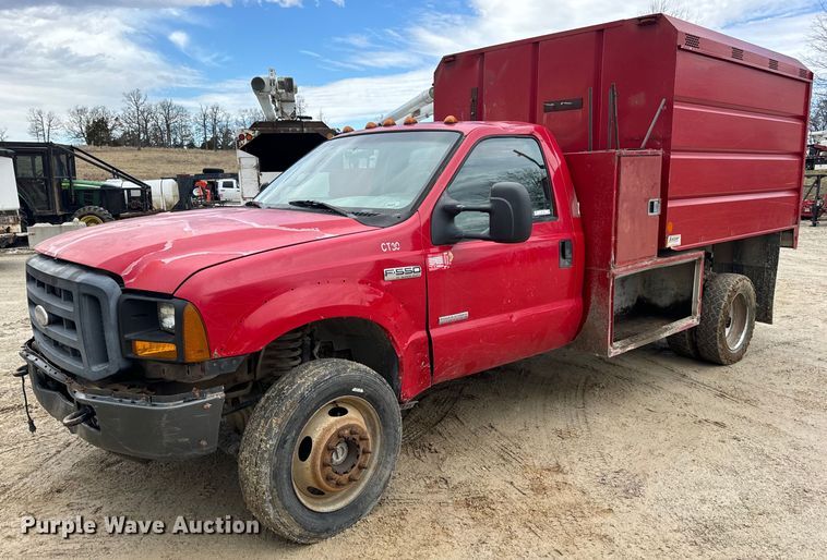 image for item EN5156 2006 Ford F550 Super Duty chipper truck
