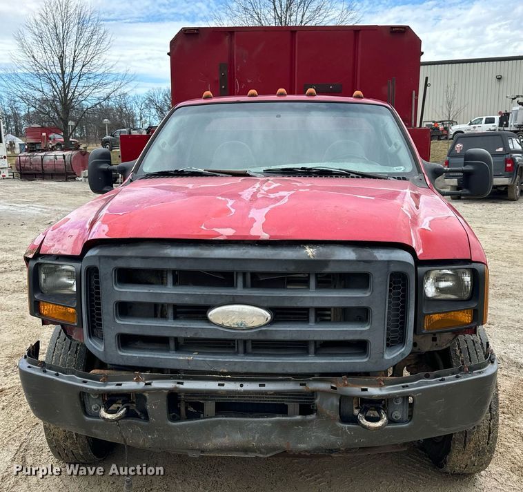 image for item EN5156 2006 Ford F550 Super Duty chipper truck