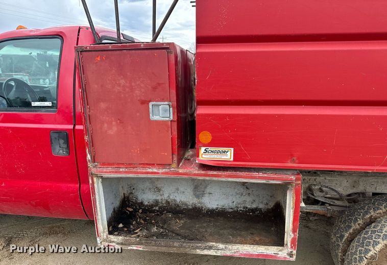 image for item EN5156 2006 Ford F550 Super Duty chipper truck