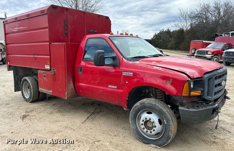 image for item EN5156 2006 Ford F550 Super Duty chipper truck