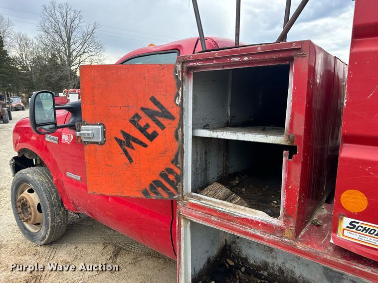 image for item EN5156 2006 Ford F550 Super Duty chipper truck