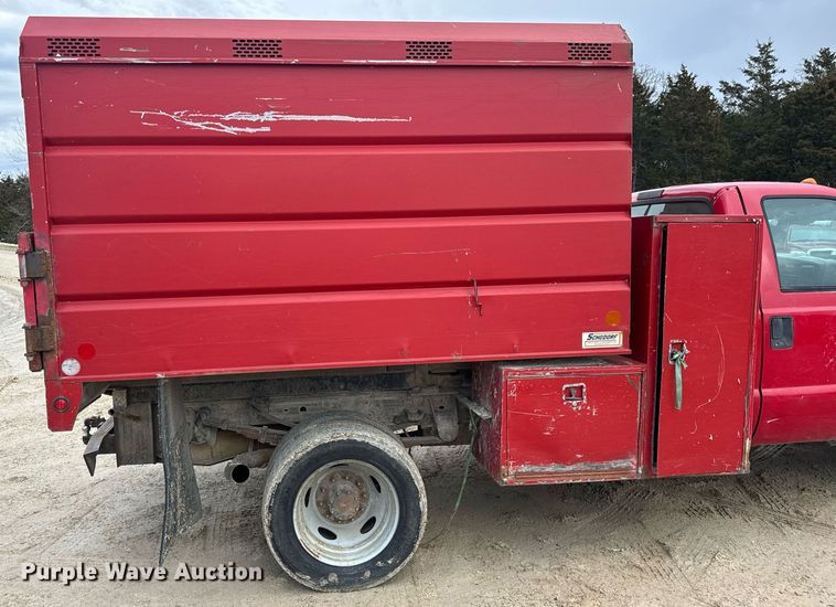 image for item EN5156 2006 Ford F550 Super Duty chipper truck