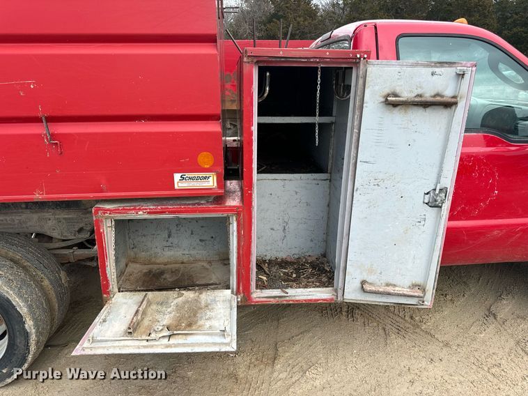image for item EN5156 2006 Ford F550 Super Duty chipper truck