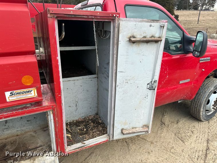 image for item EN5156 2006 Ford F550 Super Duty chipper truck