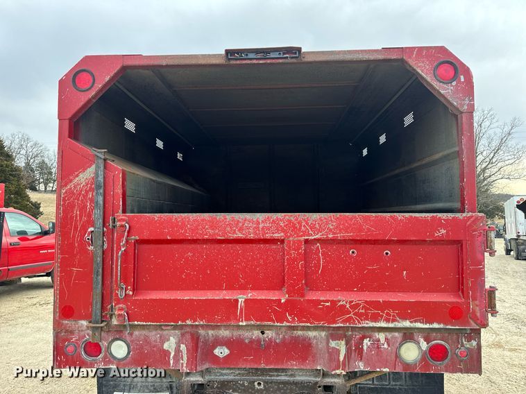 image for item EN5156 2006 Ford F550 Super Duty chipper truck