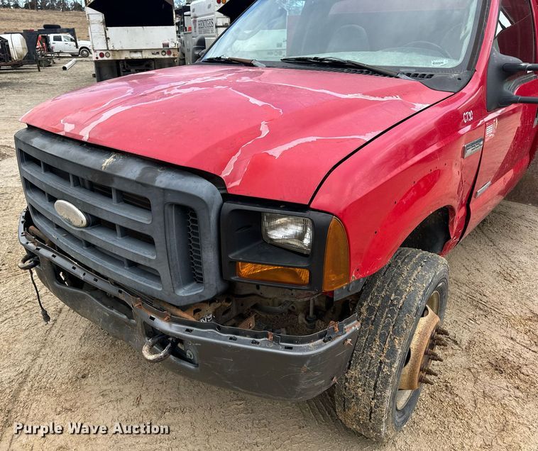 image for item EN5156 2006 Ford F550 Super Duty chipper truck