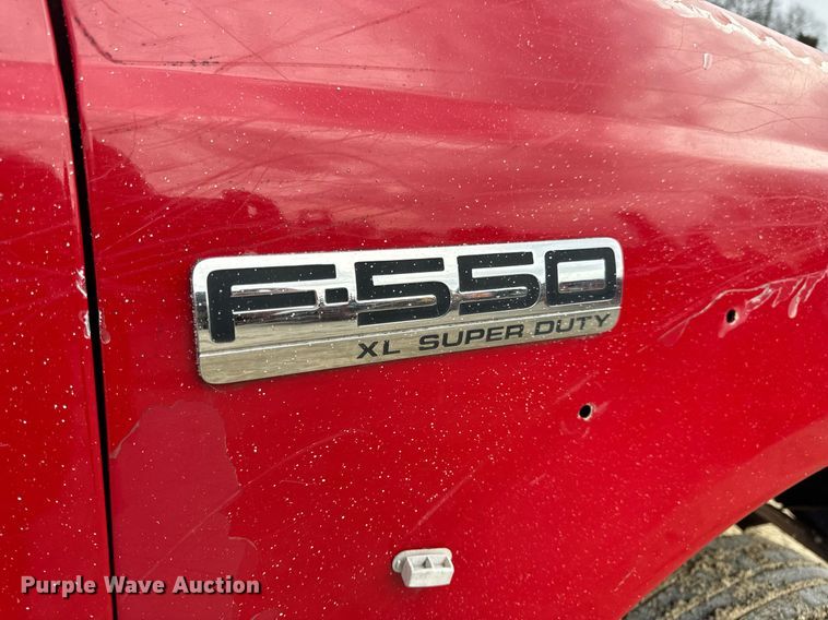 image for item EN5156 2006 Ford F550 Super Duty chipper truck