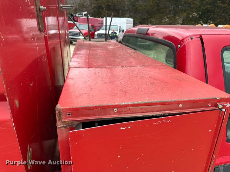 image for item EN5156 2006 Ford F550 Super Duty chipper truck