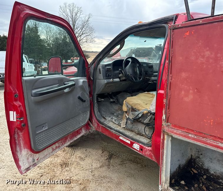 image for item EN5156 2006 Ford F550 Super Duty chipper truck