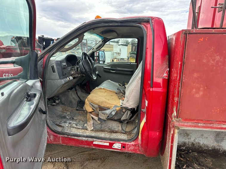 image for item EN5156 2006 Ford F550 Super Duty chipper truck