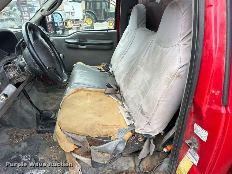 image for item EN5156 2006 Ford F550 Super Duty chipper truck