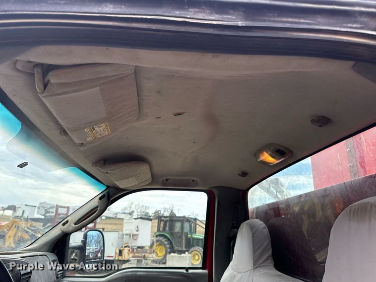 image for item EN5156 2006 Ford F550 Super Duty chipper truck