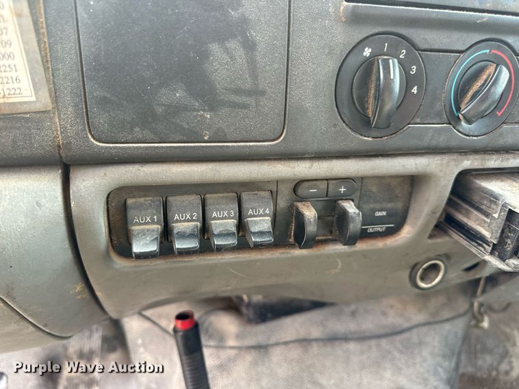 image for item EN5156 2006 Ford F550 Super Duty chipper truck