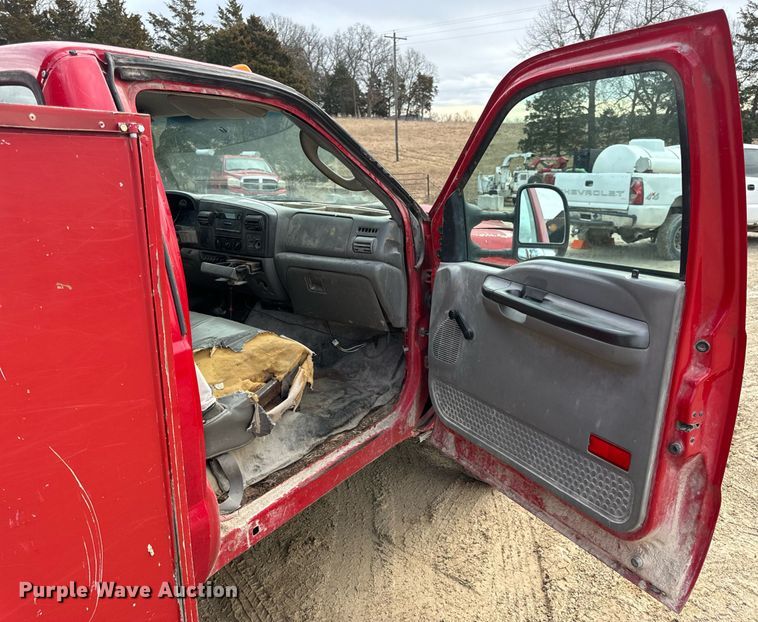 image for item EN5156 2006 Ford F550 Super Duty chipper truck