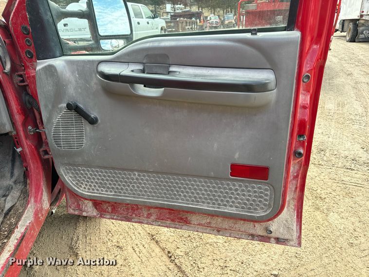 image for item EN5156 2006 Ford F550 Super Duty chipper truck