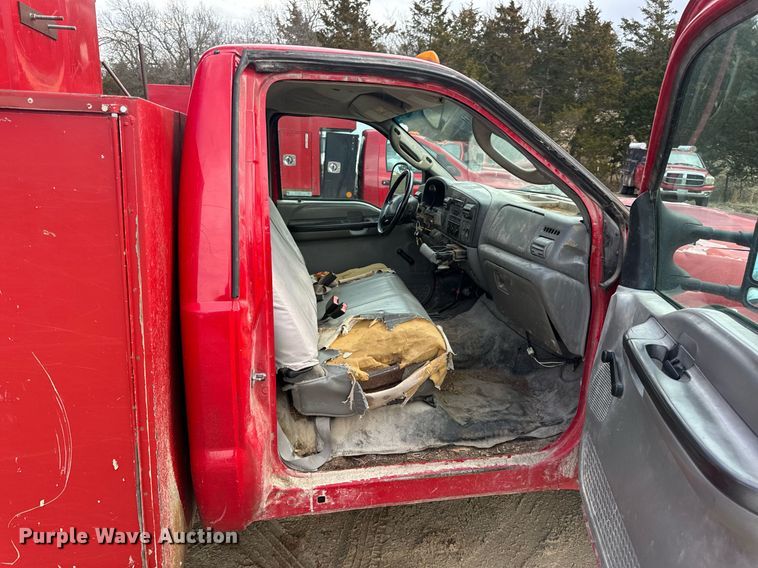 image for item EN5156 2006 Ford F550 Super Duty chipper truck