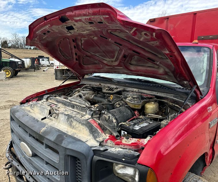 image for item EN5156 2006 Ford F550 Super Duty chipper truck